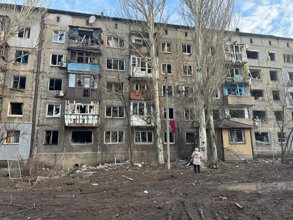 TWMCLtd's tweet photo. A pregnant woman, an 8 year old child and their mum were all killed in #Russia's bombing of residential housing in #Selydove.
9 apartment blocks and a hospital building were damaged. The attack comes just 2 days after 3 other civilians were killed in the town in free #Donesk. https://t.co/ACdGZhPsCH