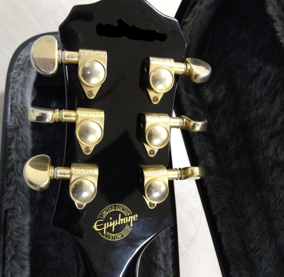 #名刺代わりにギターを一本
Epiphone Customshop製 レスポール Custom エボニー指板
撮影モデルの小物用に購入しましたが、爆音♬でかき鳴らすと王道のレスポールサウンド！
コスパ高めの１本🎸
