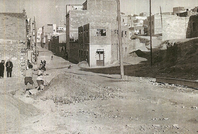 MColomenca's tweet image. 📸Cruïlla del carrer del Mas Marí (esquerra) amb el aleshores passatge Victoria (ara carrer de Julia Romera Yáñez) l'any 1963.

Font: Informe del mossèn de la parròquia de Santa Rosa Joan Mata. Web: enelfondo.cat