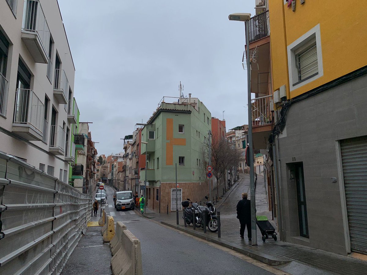 MColomenca's tweet image. 📸Cruïlla del carrer del Mas Marí (esquerra) amb el aleshores passatge Victoria (ara carrer de Julia Romera Yáñez) l'any 1963.

Font: Informe del mossèn de la parròquia de Santa Rosa Joan Mata. Web: enelfondo.cat