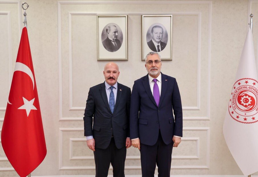 kadrosuz123's tweet photo. Sayın Güvenlik iş Sendikası başkanı Ömer Çağırıcı’ya Teşekkür ederiz..

Kamuda taşeron işçiliğin bitmesini üyelerimizin,emekçilerin kadro talebini Sayın Bakanımıza ilettik
Çalışma ve Sosyal Güvenlik Bakanımız Sayın Vedat IŞIKHAN'a Sendikamıza ve meslektaşlarımız özel güvenlik görevlilerine göstermiş olduğu duyarlılıklarından dolayı teşekkür ediyorum.
@omercagirici @isikhanvedat @csgbakanligi @Guvenlik_is
