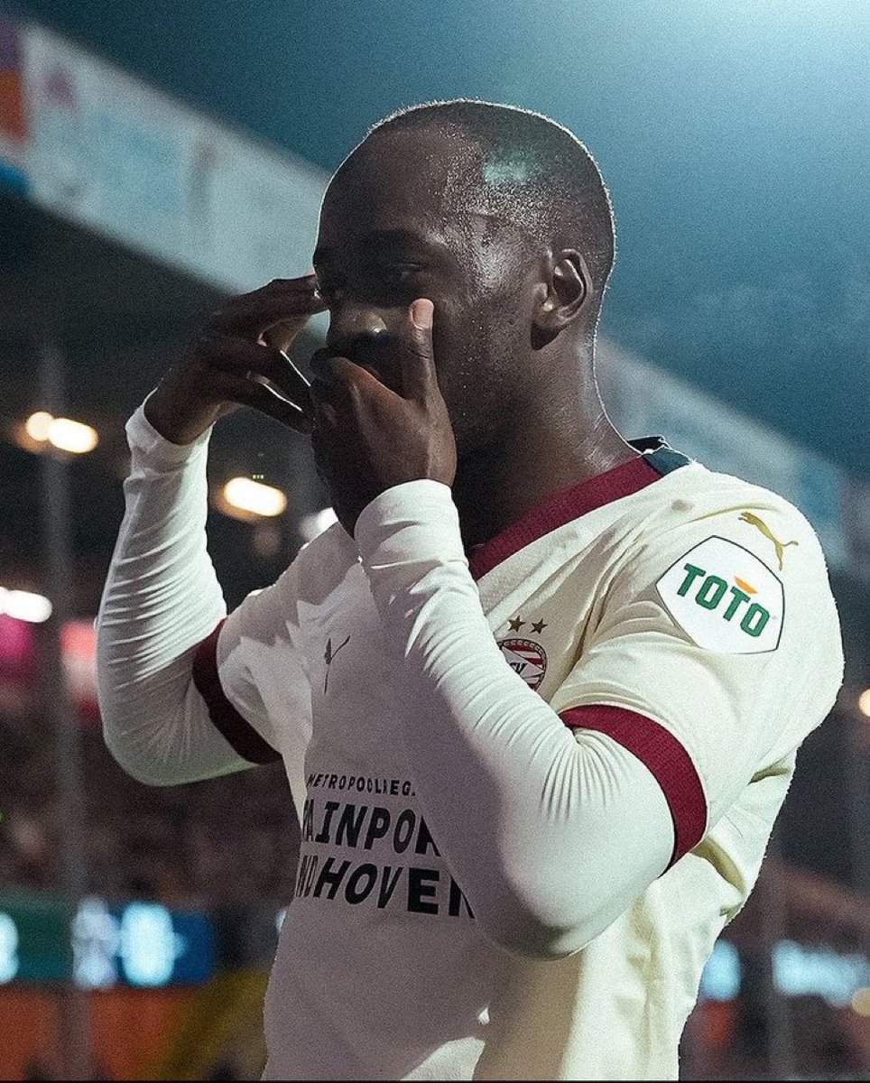 Jordan Teze 🇨🇩🇳🇱 marque avec son équipe de PSV Eindhoven et célèbre en dénonçant les massacres et génocide à l’Est de la RDC 🇨🇩 par le Rwanda
#RwandaIsKilling in DRC 🇨🇩