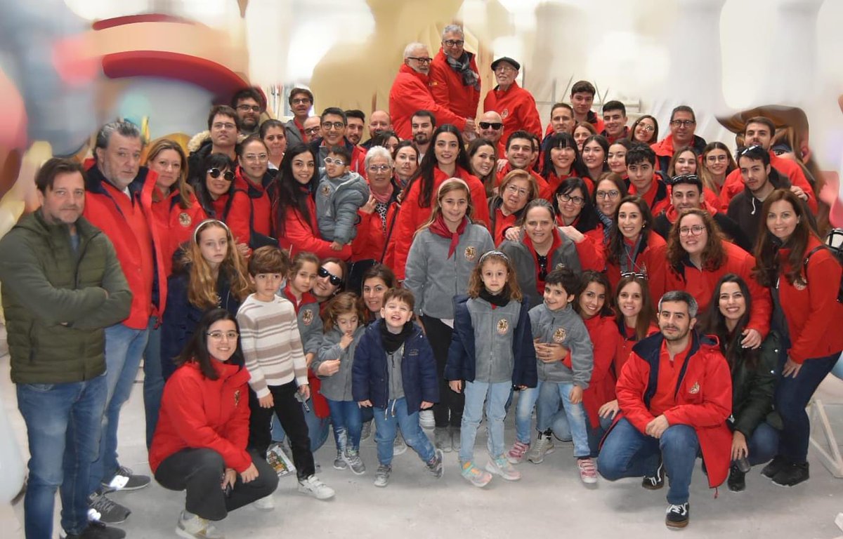 falladelregne's tweet photo. El pasado Domingo la Falla del Regne visitó el taller de Sergio Musoles. 🎨😍

🖼️ ❤️‍🔥En la visita pudimos ver los fondos del Regnepolitan que componen la muestra que podremos disfrutar en nuestro museo. ¡Qué ganas de compartirlos con el público!

#UnitsSomRegne #SomFallers https://t.co/NQqYlNJFzh
