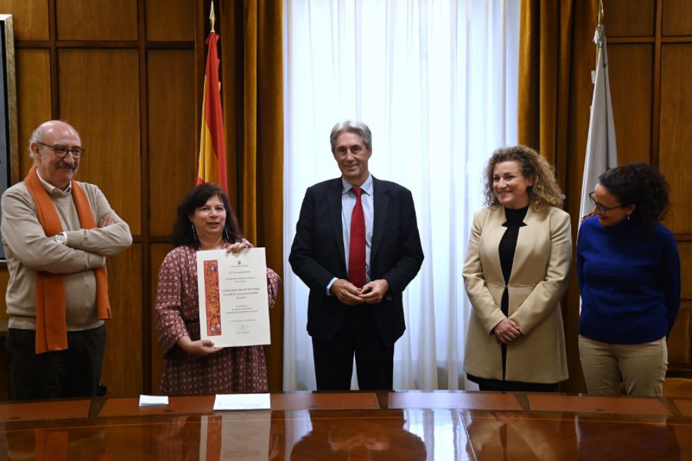 La UAH ha hecho entrega de un donativo al <a href="/colectivocaje/">colectivocaje</a>, una asociación de promoción social que desarrolla actividades en favor de personas en riesgo de exclusión social. ¿Te interesa colaborar con ellos? Escríbenos a voluntarios@uah.es. tinyurl.com/383x6m9y