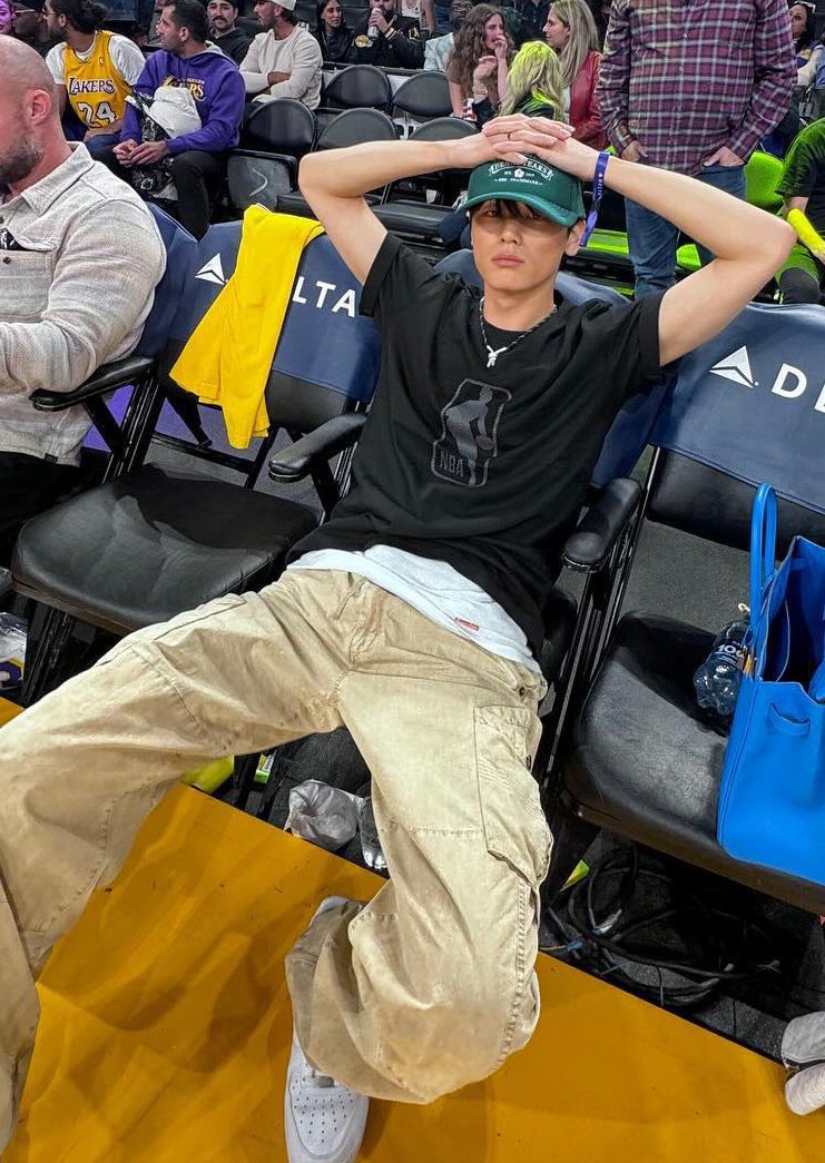 hyunjaesprite's tweet photo. best seat in the stadium <3 https://t.co/oT2HvDThVd