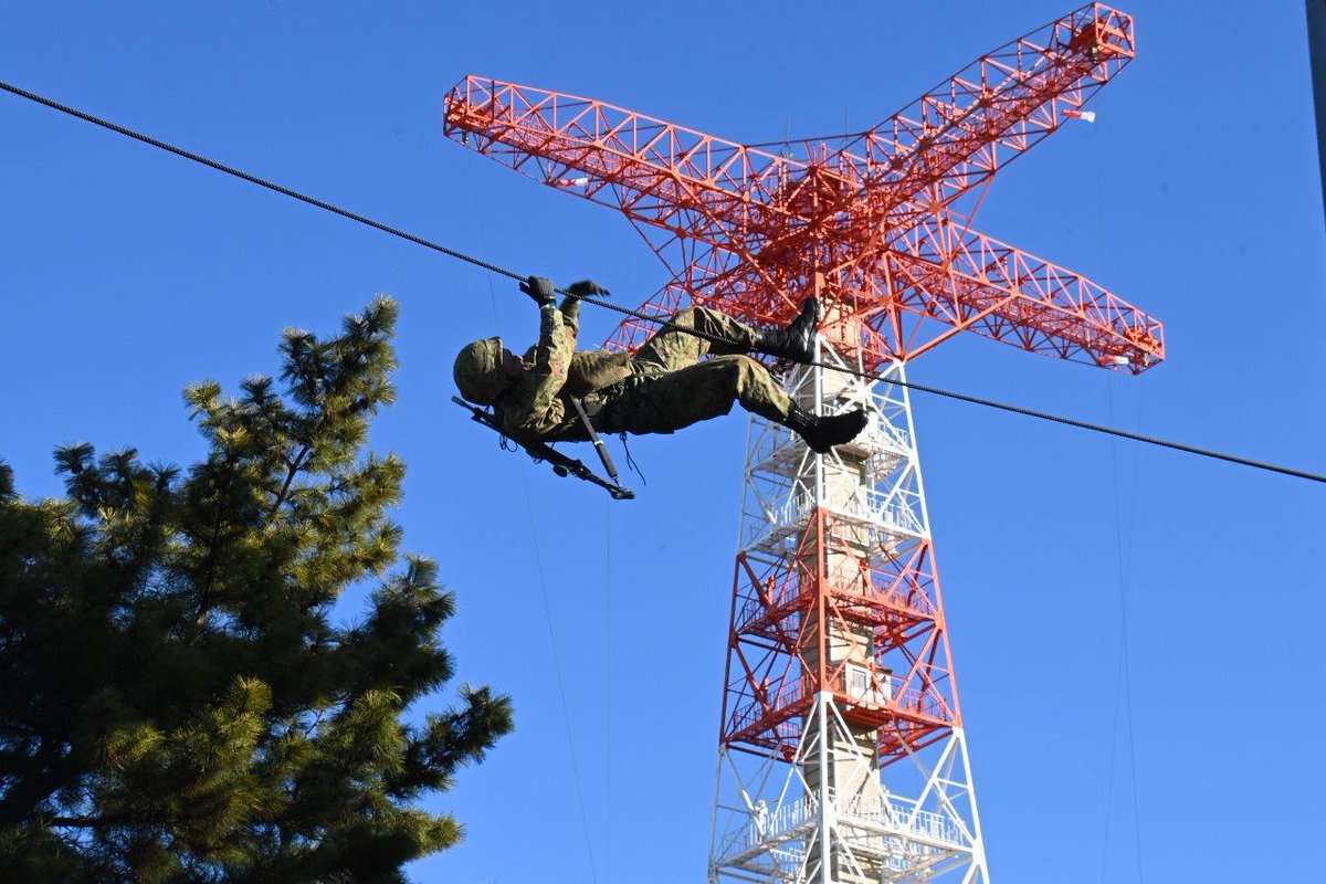 jgsdf_1stAbnB's tweet photo. 【空挺レンジャー課程】
令和６年１月１１日及び１８日から空挺レンジャー課程２コ期を並行して実施中です。
現在、習志野駐屯地における基礎訓練を実施しており、今月末からの行動訓練に向け、必要な知識・技能の修得及び体力・気力の充実に努めています。
#陸上自衛隊 #レンジャー https://t.co/WKEe5FCk7y