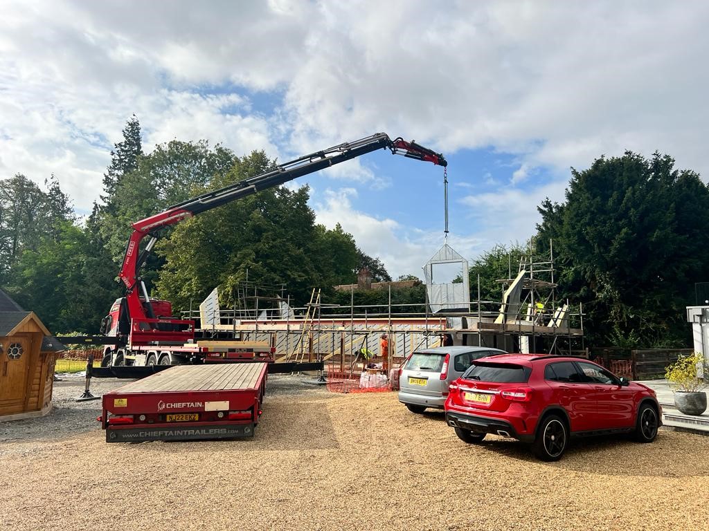 ReadBrothersLtd's tweet photo. Sleek and stylish | What a great design for this timber frame structure, with an attic truss roof providing a large office with 4 garage spaces below.
#attictruss #officespace #timberframe https://t.co/QXtPwfWknr