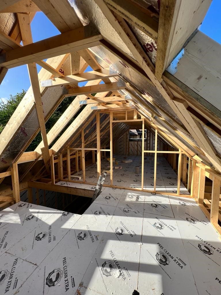 ReadBrothersLtd's tweet photo. Sleek and stylish | What a great design for this timber frame structure, with an attic truss roof providing a large office with 4 garage spaces below.
#attictruss #officespace #timberframe https://t.co/QXtPwfWknr