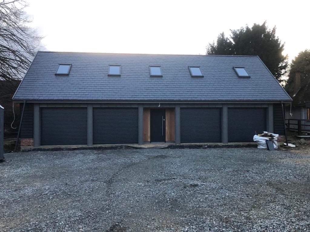 ReadBrothersLtd's tweet photo. Sleek and stylish | What a great design for this timber frame structure, with an attic truss roof providing a large office with 4 garage spaces below.
#attictruss #officespace #timberframe https://t.co/QXtPwfWknr