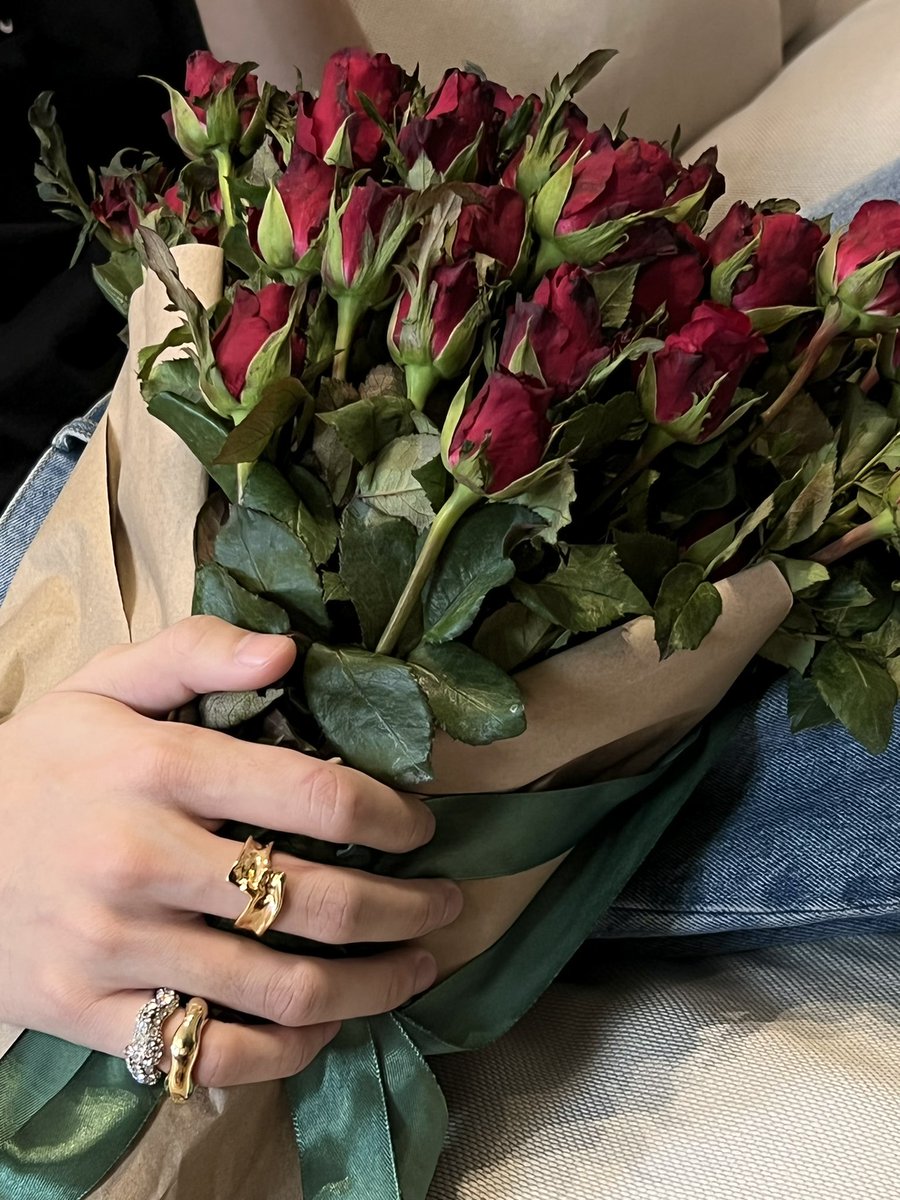 sgsupatt2's tweet photo. ทำช่อดอกกุหลาบมาฝากครับ🌹 ตัดใบตัดกระดาษผูกโบว์ แถมของขวัญวันวาเลนไทน์ให้อีก500 ประกาศเที่ยงคืนนะ https://t.co/3aibdRahy9