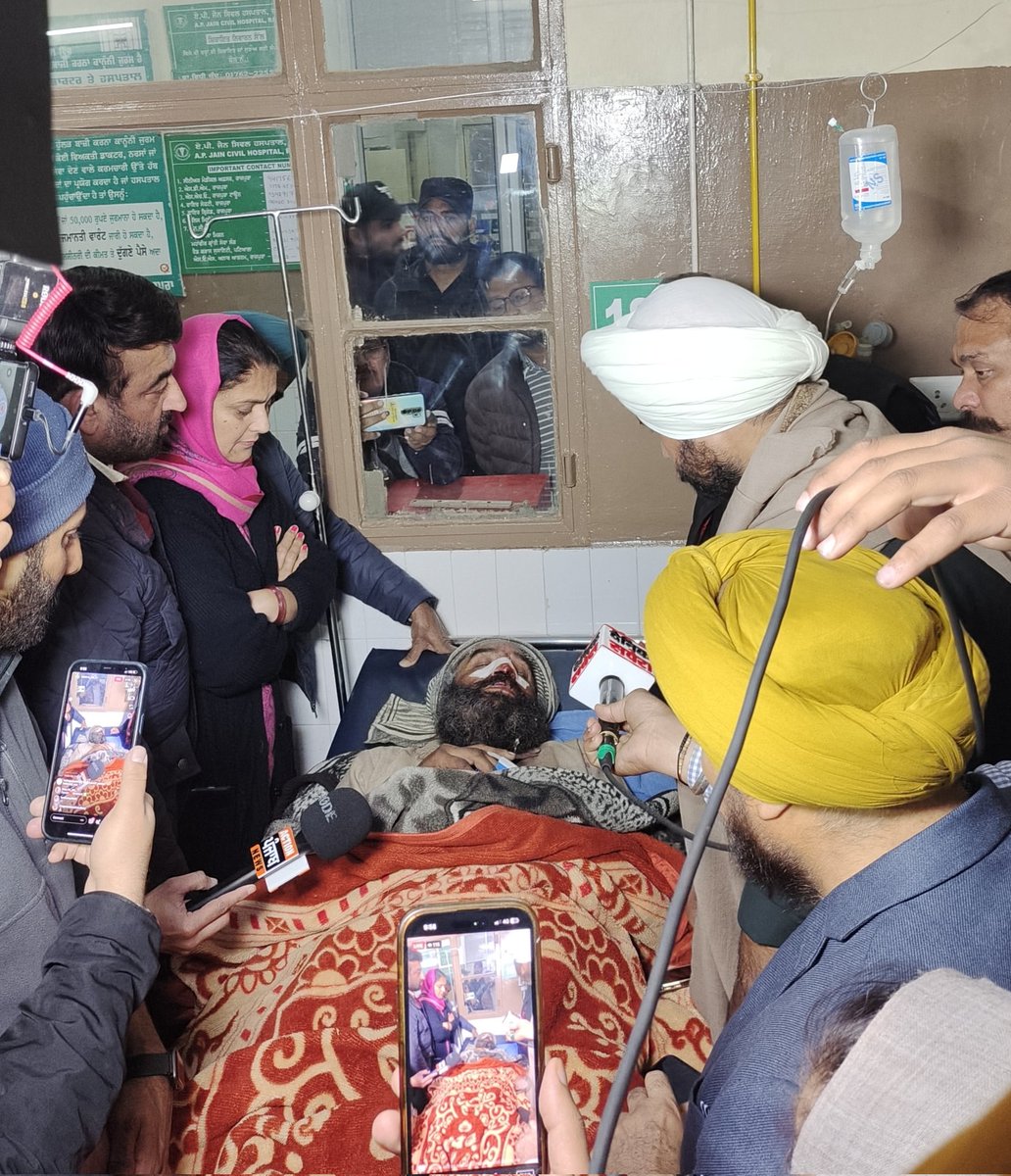 Randhawa_INC's tweet image. ਸ੍ਰੀ ਰਾਹੁਲ ਗਾਂਧੀ ਜੀ ਦੇ ਆਦੇਸ਼ਾਂ ਤੇ ਕਾਂਗਰਸ ਪ੍ਰਧਾਨ ਰਾਜਾ ਵੜਿੰਗ ਜੀ ਨਾਲ ਰਾਜਪੁਰਾ ਹਸਪਤਾਲ ਵਿਖੇ ਕਿਸਾਨ ਅੰਦੋਲਨ ਚ ਸਰਕਾਰ ਦੇ ਤਸ਼ੱਦਦ ਨਾਲ ਜ਼ਖਮੀ ਹੋਏ ਕਿਸਾਨਾਂ ਦਾ ਹਾਲ ਚਾਲ ਪੁੱਛਿਆ। 
#WeSupportFarmers #FarmersProtest #KisanAndolan @RajaBrar_INC @LambaAlka