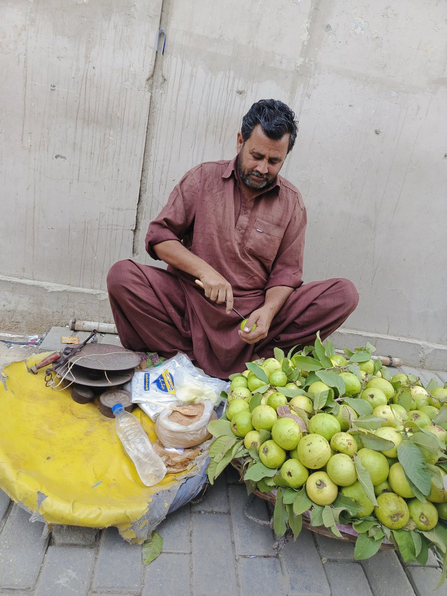 ھن کان حيدرآبادي 2 زيتون خريد ڪيا وزن ٿيو ڪچو پاء، پيسا ورتائين 80 رپيا، يعني ھڪ زيتون 40 رپين جو، منھنجي آفيس جي ٻاھران وڪڻندو آهي 
مقصد اھو آهي ته ھي پنجابي ادو ايترو ڪمائي ٿو ھن ٽوڪري مان بنا ڪنھن دڪان ڪرائي جي ته اسان جا سنڌي ڪراچي م ڇون ٿا ڪمائي سگھن، جڏھن ته فصل به سنڌ م ٿي