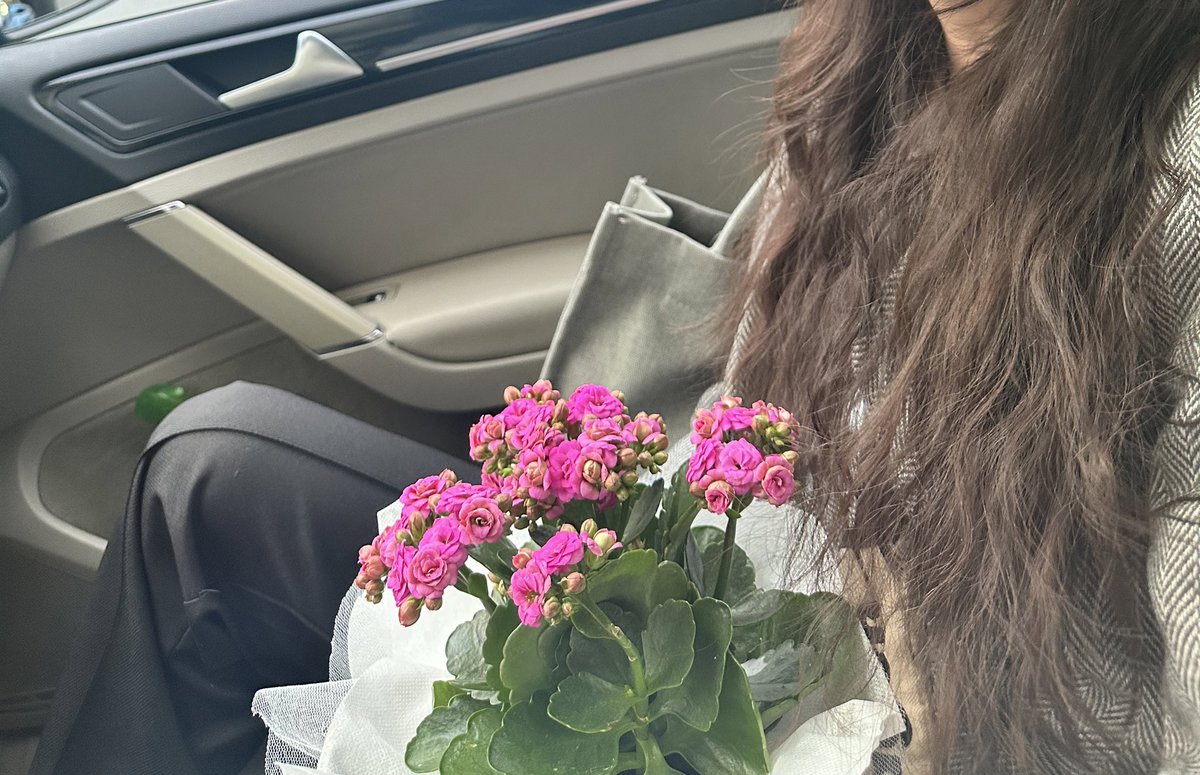 Sevgililer gününde hediyeleşmeme kararı aldık çiçek almış hani almayacaktık diyorum sana değil kayınvalideme aldım diyor