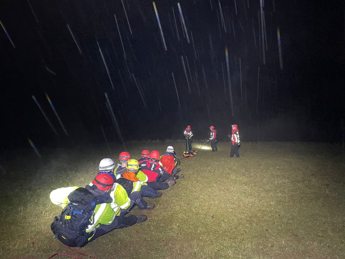 CheshireSar's tweet photo. #TuesdayTraining
Last night we were working with a stretcher on steep ground.
The conditions were damp and muddy which made it perfect for this kind of training!
#YearsOfCSAR #CSARis20 #LowlandRescue
#IfItsNotRainingItsNotTraining https://t.co/68BiESSQhV