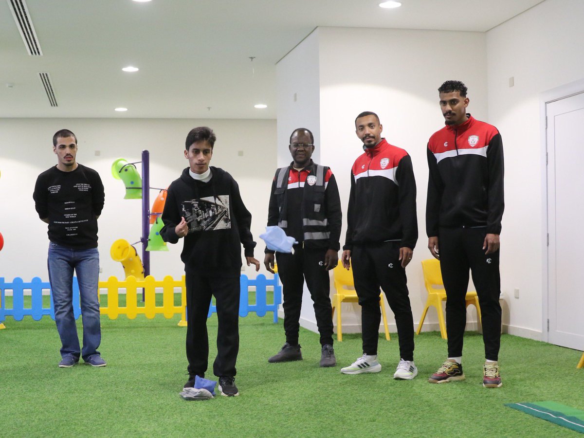 AlkholoodClubSR's tweet photo. 📸 || تفعيلاً لدور نادي الخلود الاجتماعي ، أقامت المسؤولية الاجتماعية في #فخر_الرس وبتواجد نجوم الفريق الأول لكرة القدم مبادرة " كلنا واحد " بالتعاون مع مركز " بسمة " للرعاية النهارية https://t.co/8rRZIc9WB5
