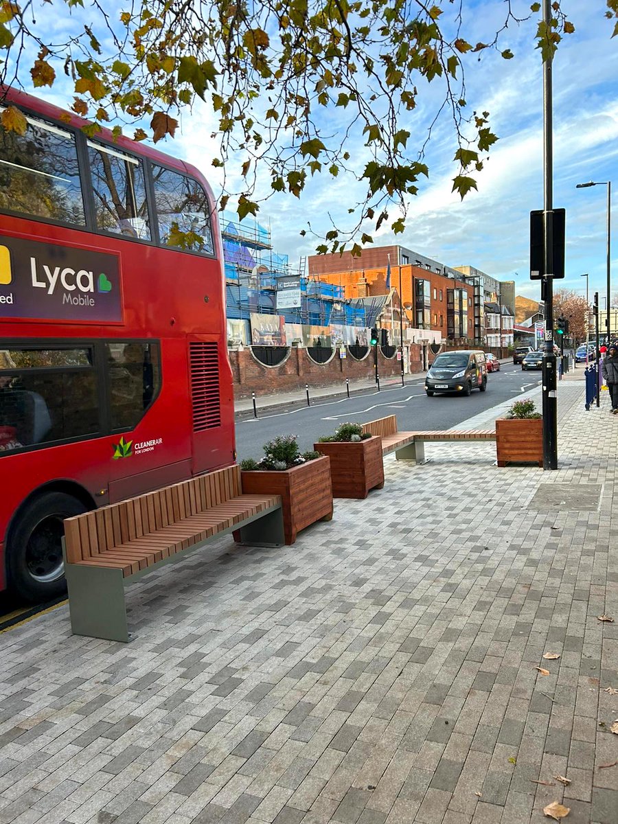 🌟💺We installed this cosy seating area outside of Montem Primary in @IslingtonBC! Perfect for passersby and waiting parents to relax 🌿 🛋️♿ Our design includes #TimberPlanters framing heavy-duty #SteelBenches, topped with #FSC-approved timber. Backrests and armrests ensure…