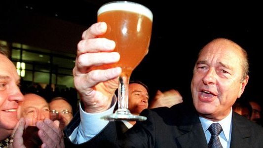 Antho_Repartie's tweet image. En marge d'un sommet à Bruxelles, des dirigeants débattent de la date la plus importante de l'histoire de l'Europe.  

- Mitterrand : 496, le baptême de Clovis. 
- Kohl : 1648, les traités de Westphalie. 
- Thatcher : 1215, la Grande Charte. 
- Chirac : 1664, Kronenbourg !