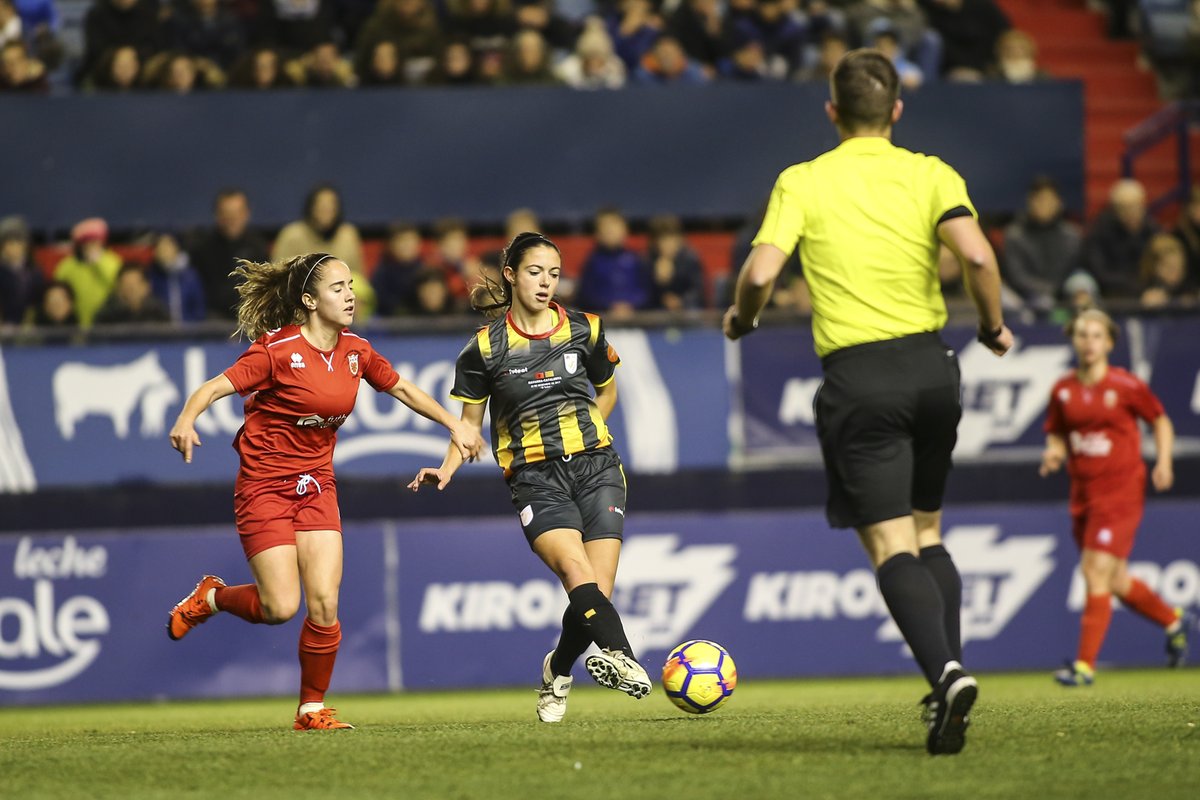 ‼️NOTÍCIA @EsportsRAC1 🎙️ @albert_pedrol La selecció catalana femenina jugarà contra el Paraguai el dissabte 6 d'abril. Serà el debut de Xavi Llorens com a seleccionador de l'absoluta. El partit es jugarà a Catalunya, malgrat que encara no hi ha l'estadi definit. #frac1