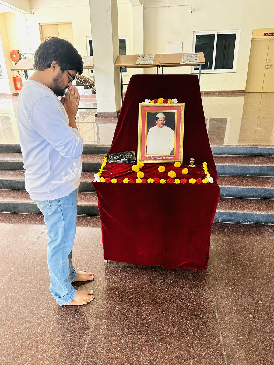 MakireddyManoj's tweet photo. Paid Homage to Damodaram Sanjivayya Garu, a great lawyer and 1st Dalit Chief Minister of AP on his birth anniversary. Our University was named after him in remembrance of his honesty and integrity🙏
#DamodaramSanjivayyaJayanthi
#DSNLU https://t.co/vwxkAvsu2S