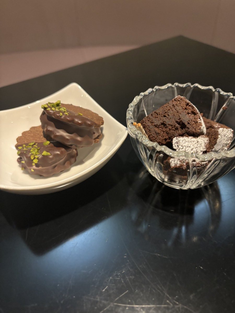 CLARIS526's tweet photo. ハッピーバレンタイン❤️
今日はクラリスのお菓子職人が
手作りのガトーショコラとチョコレーズンサンドを作ってくれました😆
気になった方はぜひ〜😊 https://t.co/eVsZGheHI4