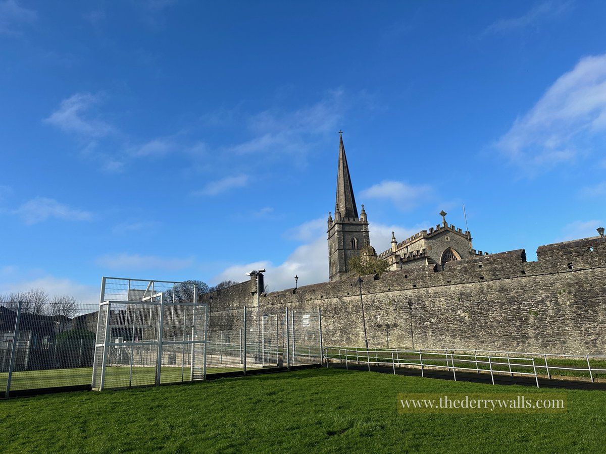thederrywalls's tweet photo. The higher section of town wall on left is a remnant of the citadel built by the Parliamentarian garrison after the 1649 siege, when Derry was besieged by Catholic and Presbyterian Royalist armies. #easternperspective #scheduledmonument #statecaremonument #whatdoyouthink https://t.co/HtkAnVNL1e