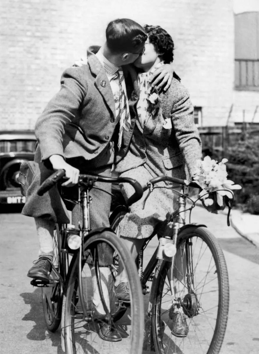 Happy #ValentinesDay London 💕 (Leslie Seymour & Daisy Burgess, Hendon, 1938)