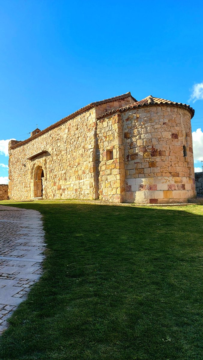 ViajaryMuchoMas's tweet photo. #VYMM #Zamora enamora porque cada rincón cuenta una historia. Los 22 templos románicos que conserva hacen de la ciudad el epicentro mundial del #románico
♥️ Catedral
♥️ Iglesia de San Juan de Puerta Nueva
♥️ Iglesia de la Magdalena
♥️ Santiago el Viejo
A ti ¿cuál te gusta ➕️ ? https://t.co/qkyubcFHWb