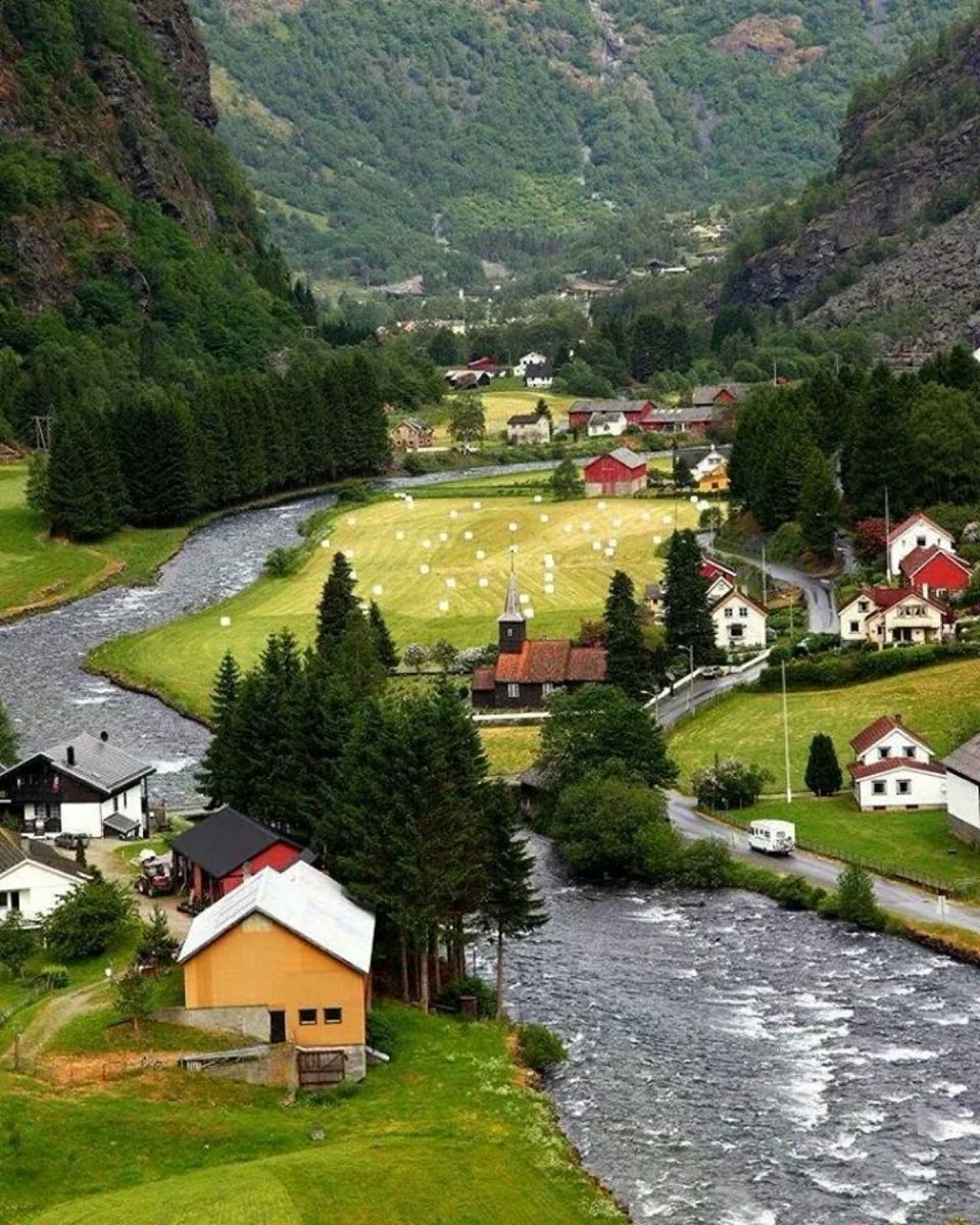 İlkokulda çizdiğimiz resmin gerçeği bulundu..

Norveç'in en derin fiyortlarından olan Sognefjord kıyısında küçük bir balıkçı köyü Flam.. 🏡