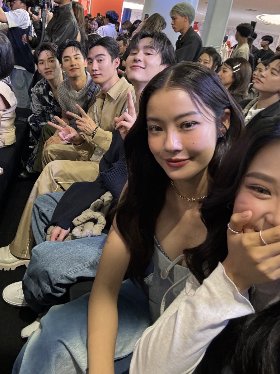 fforcejs's tweet photo. จุ๊กกรู๊ 😗😗 #Carlyn1stAnniversary https://t.co/akmpxnDJNL
