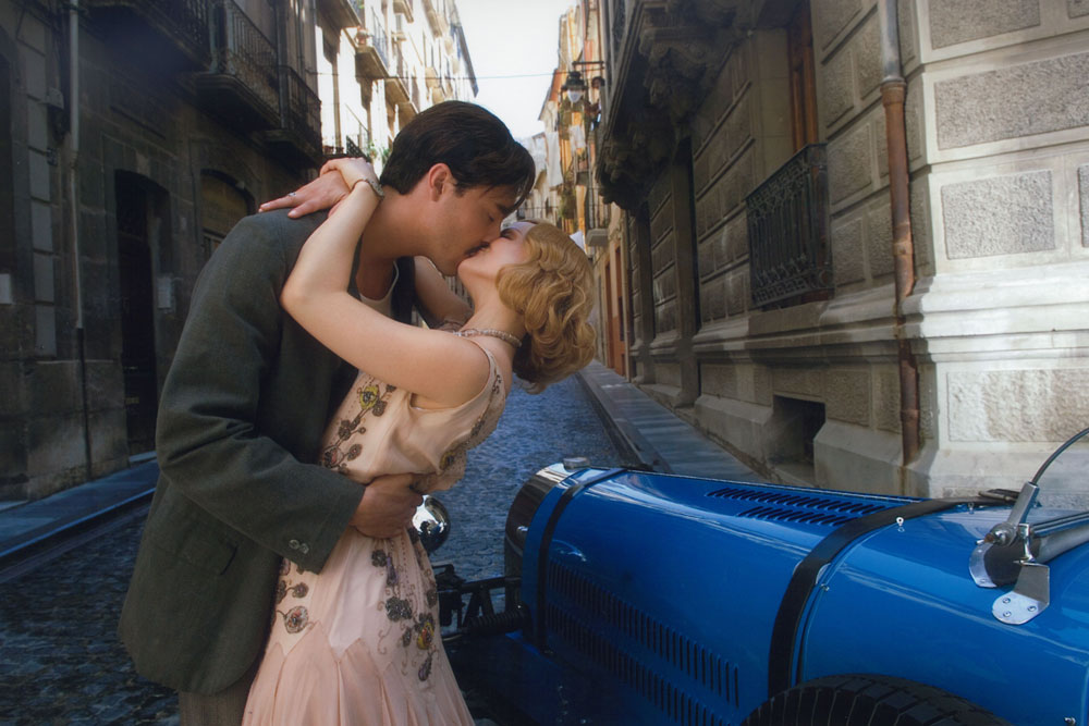 CiudadDeLaLuz_'s tweet photo. 💋Hay besos que trascienden en el tiempo, y este es uno de ellos: Jack Huston y Mena Suvari en un instante del rodaje de 'The Garden of Eden', en Alcoi. 

Muchas gracias #AlcoiFilmOffice y @alcoyturismo por la fotografía 🫶
#BesosDeCine #SanValentín https://t.co/3OSElKRJMO