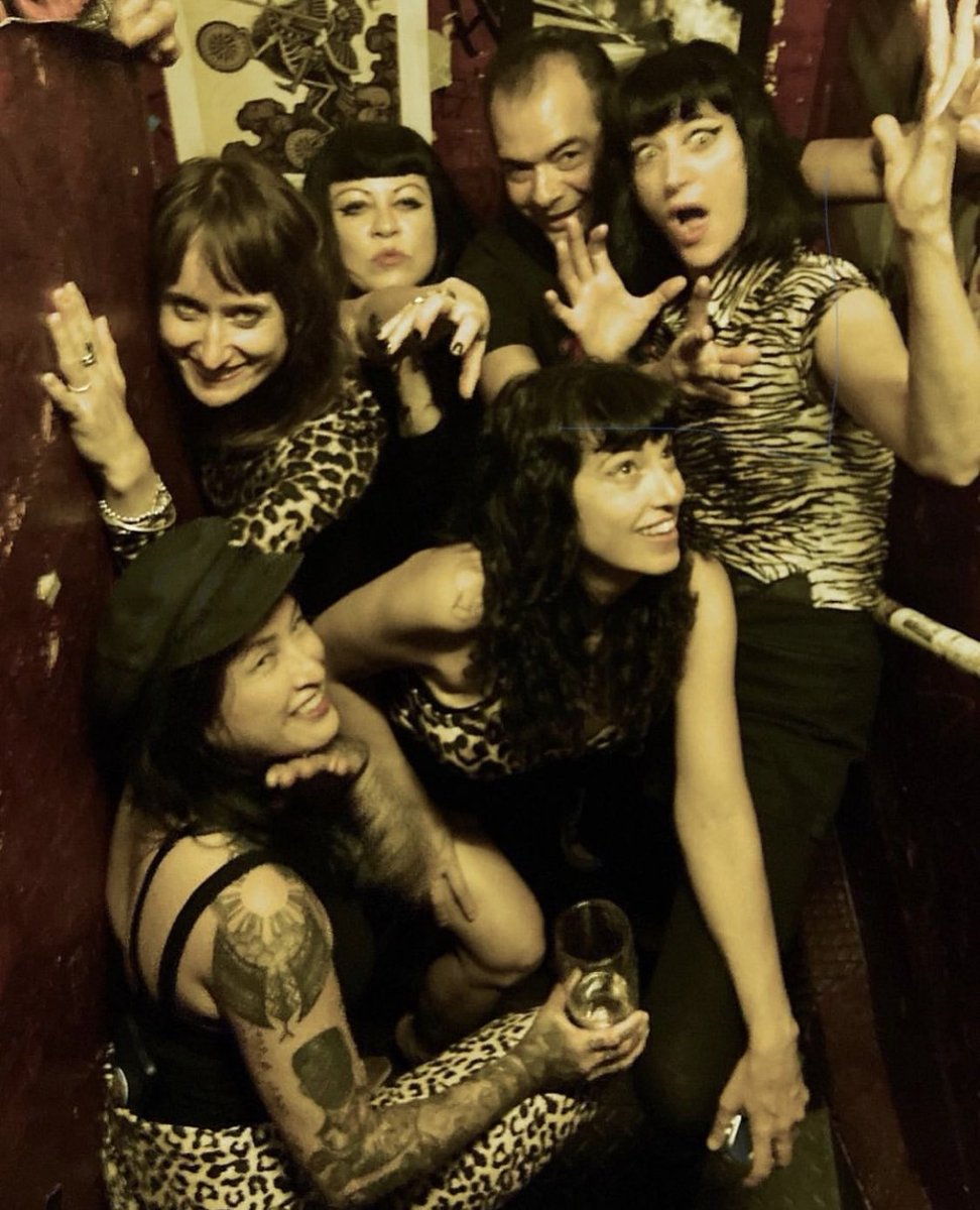 thedartsUS's tweet photo. When you run into your buddies in Berlin and it’s a big love fest suddenly 🦇🤪🦇 #thedartsus #thejackets #snakeoiltour2023 https://t.co/rF6V96RMNV