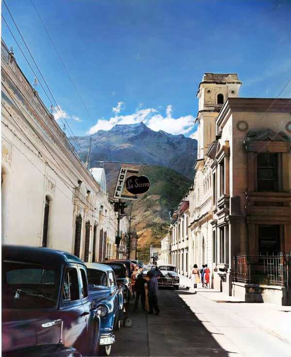 #14Feb #MéridaDeSiempre 
Calle 23 (Vargas) de autor desconocido. Años 50.
Al fondo el pico "El Toro" de la Sierra Nevada de #Mérida. El aviso del hotel La Sierra (hoy facultad de Odontología) resalta en esa calle que tiene al hoy teatro "César Rengifo" como protagonista y la