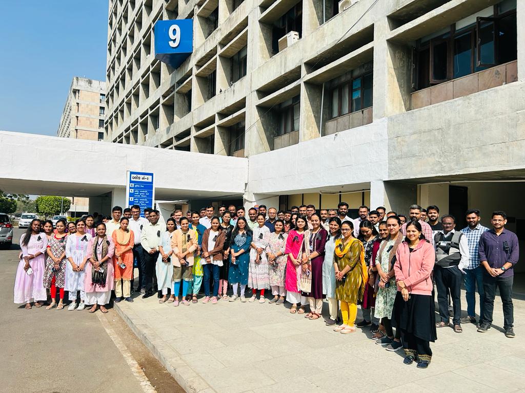GSSA_Staff's tweet photo. સચિવાલય સંકુલ ખાતે કર્મચારીઓ દ્વારા કાળી પટ્ટી ધારણ કરી ફરજ બજાવવામાં આવી. Restore_OPS, Remove Fix_Pay @PMOIndia @AmitShah  @CMOGuj @KanuDesai180 @irushikeshpatel  @InfoGujarat @Janak_Sutariyaa @devanshijoshi71 @Vivekdoza @RonakABPAsmita @dmpatel1961 @gopimaniar https://t.co/NTeEIArbFm