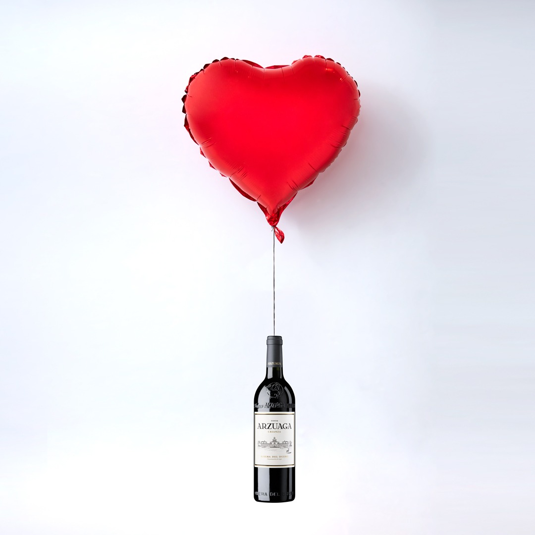 En Arzuaga brindamos hoy con vino y mucho amor para desearos un feliz #SanValentín ❤️🍷 #DescubreArzuaga