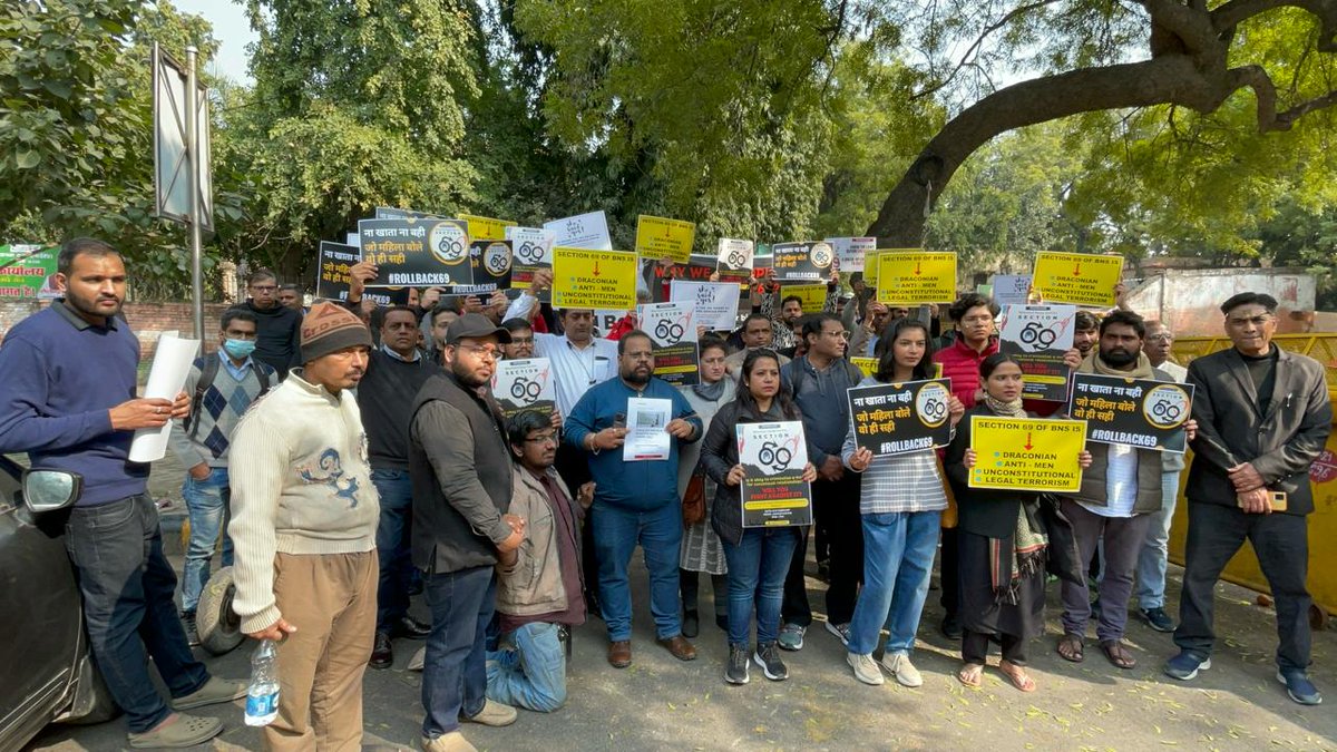 DeepikaBhardwaj's tweet photo. Despite the #FarmersProtest
Despite the intimidations
Despite the hesitations

WE ALL GATHERED TO RAISE OUR VOICE AGAINST AN UNJUST LAW!

TEAM CITIZENS FOR EQUALITY ASKING FOR #Rollback69 

@NCMIndiaa @ShoneeKapoor @TheAmitLakhani @roopenshu @BarryThukral15 @sorose4u https://t.co/UjFYz5xyuD