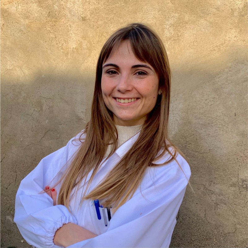 clip_group_lab's tweet photo. 🌙 Carlota trabaja en el desarrollo de nuevos materiales orgánicos (cristales líquidos y geles) basados en moléculas denominadas "bent-core" (o bananas 🍌) para aplicaciones opto-electrónicas, como las baterías de sodio y litio o los dispositivos de almacenamiento de energía 🔋 https://t.co/98vq7XK4it