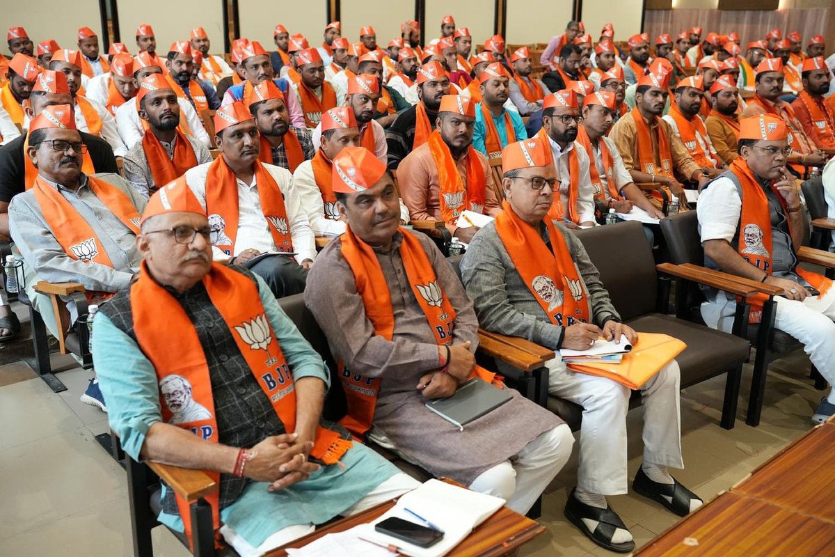 CRPaatil's tweet photo. લોકસભા ચૂંટણી-2024 અંતર્ગત આજે પ્રદેશ કાર્યાલય 'શ્રી કમલમ્' ખાતે રાષ્ટ્રીય સહ સંગઠન મહામંત્રી શ્રી શિવપ્રકાશજીની અધ્યક્ષતામાં લોકસભા અને વિધાનસભાના વિસ્તારકોની બેઠક સંબોધી. 

આ બેઠકમાં પ્રદેશ સંગઠન મહામંત્રી શ્રી @ratnakar273 જી, પ્રદેશ મહામંત્રી શ્રી @rajnipatel_mla જી, શ્રી @VinodChavdaBJP જી સહિત પ્રદેશ હોદ્દેદારો અને વિસ્તારકો ઉપસ્થિત રહ્યાં.