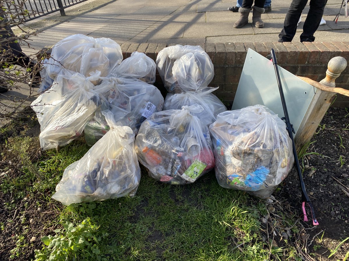 SMae 💜 🇪🇺 🇬🇧 🇯🇲 💜💙#NHS #FBPE (@goddess44) on Twitter photo Out litter picking with Glyndon residents and Stephanie from <a href="/Royal_Greenwich/">Royal Borough of Greenwich</a>
Huge thanks to Carey for arranging! Out litter picking with Glyndon residents and Stephanie from <a href="/Royal_Greenwich/">Royal Borough of Greenwich</a>
Huge thanks to Carey for arranging!