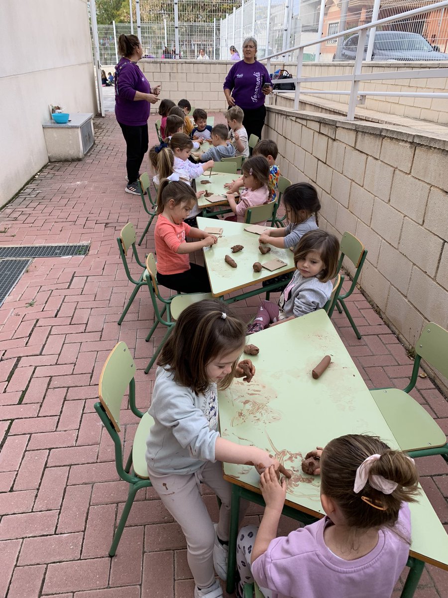 Nuestros peques de infantil hoy disfrutando de la arcilla de la mano de Jacarandá y el alfarero Pedro.