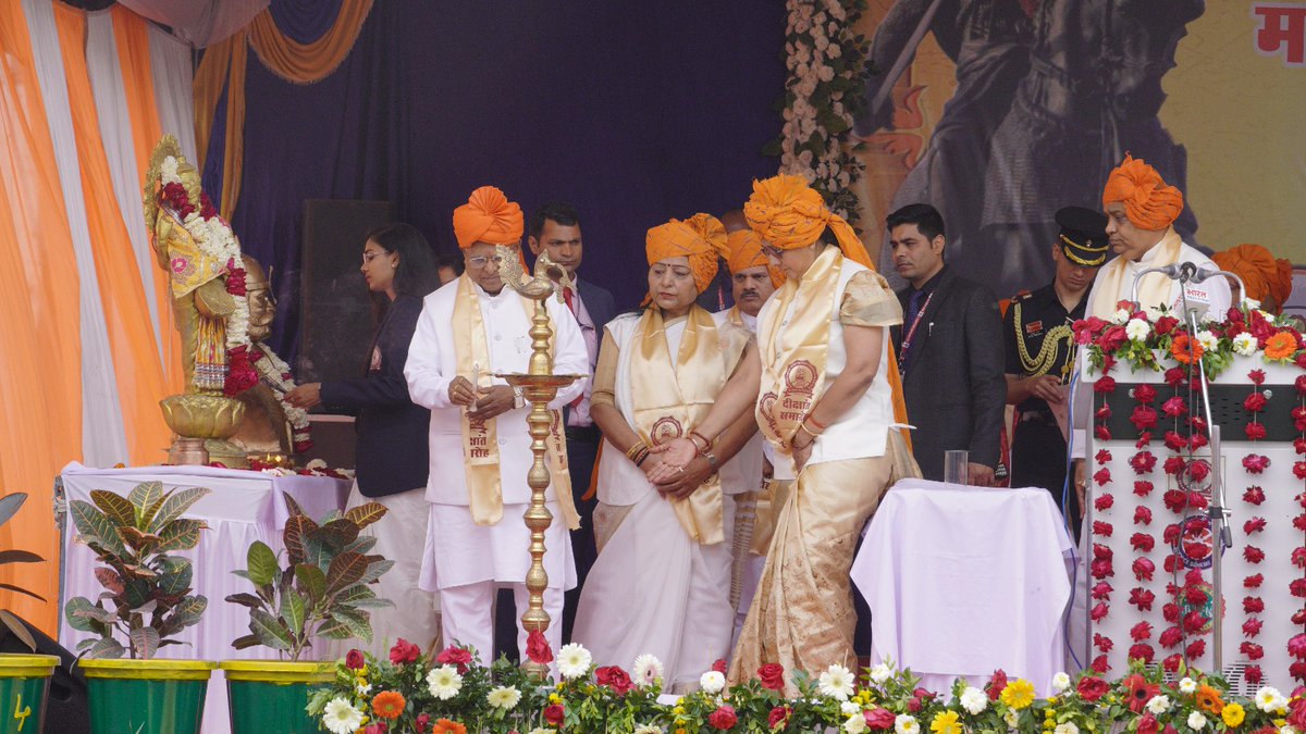 राज्यपाल श्री मंगुभाई पटेल ने महाराजा छत्रसाल बुन्देलखण्ड विश्वविद्यालय, छतरपुर के तृतीय दीक्षांत समारोह का दीप प्रज्ज्वलन कर शुभारंभ किया।