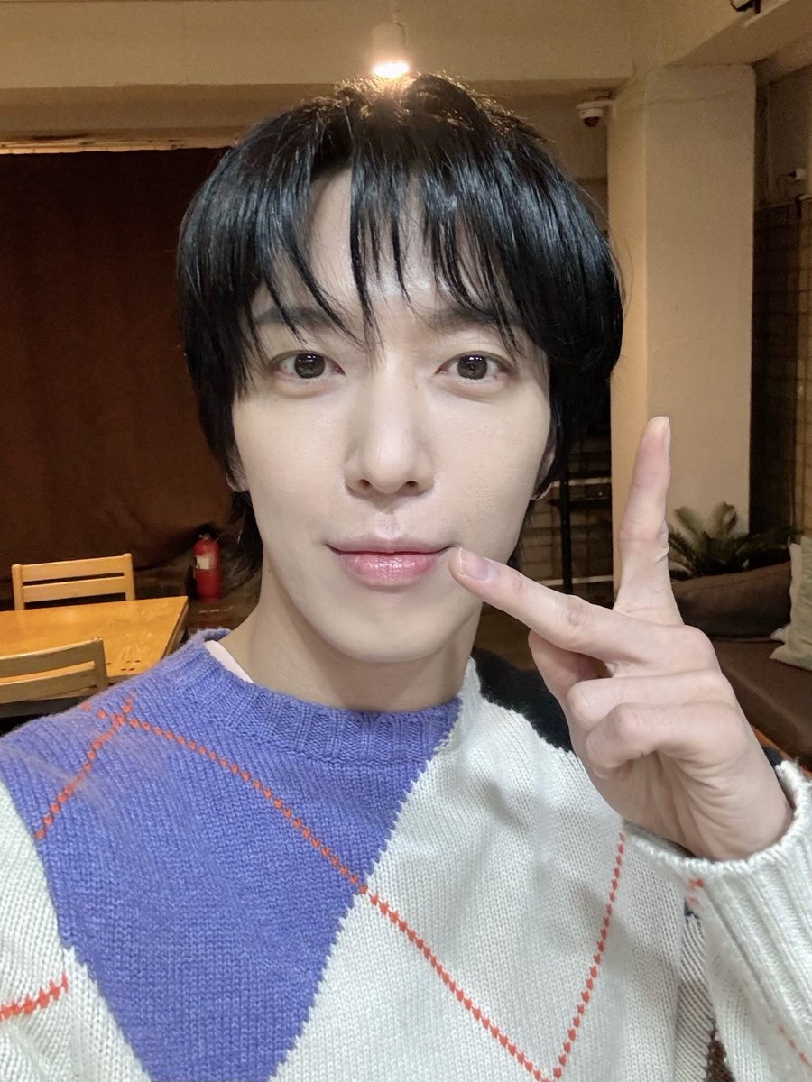 official_CNBLUE's tweet photo. [📸] 케바케 식당

#CNBLUE #씨엔블루 #정용화 #JUNGYONGHWA https://t.co/61Q79HVxnX