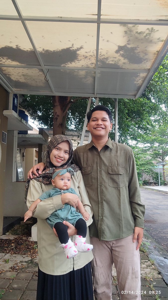 Afif_Basya's tweet photo. Nak sekarang nemenin abah mama nyoblos yaa. Nanti kalau udah dewasa gantian kamu yang nyoblos dan jangan lupa nyoblos nya Jan Ethes https://t.co/M3RNxdtHXX