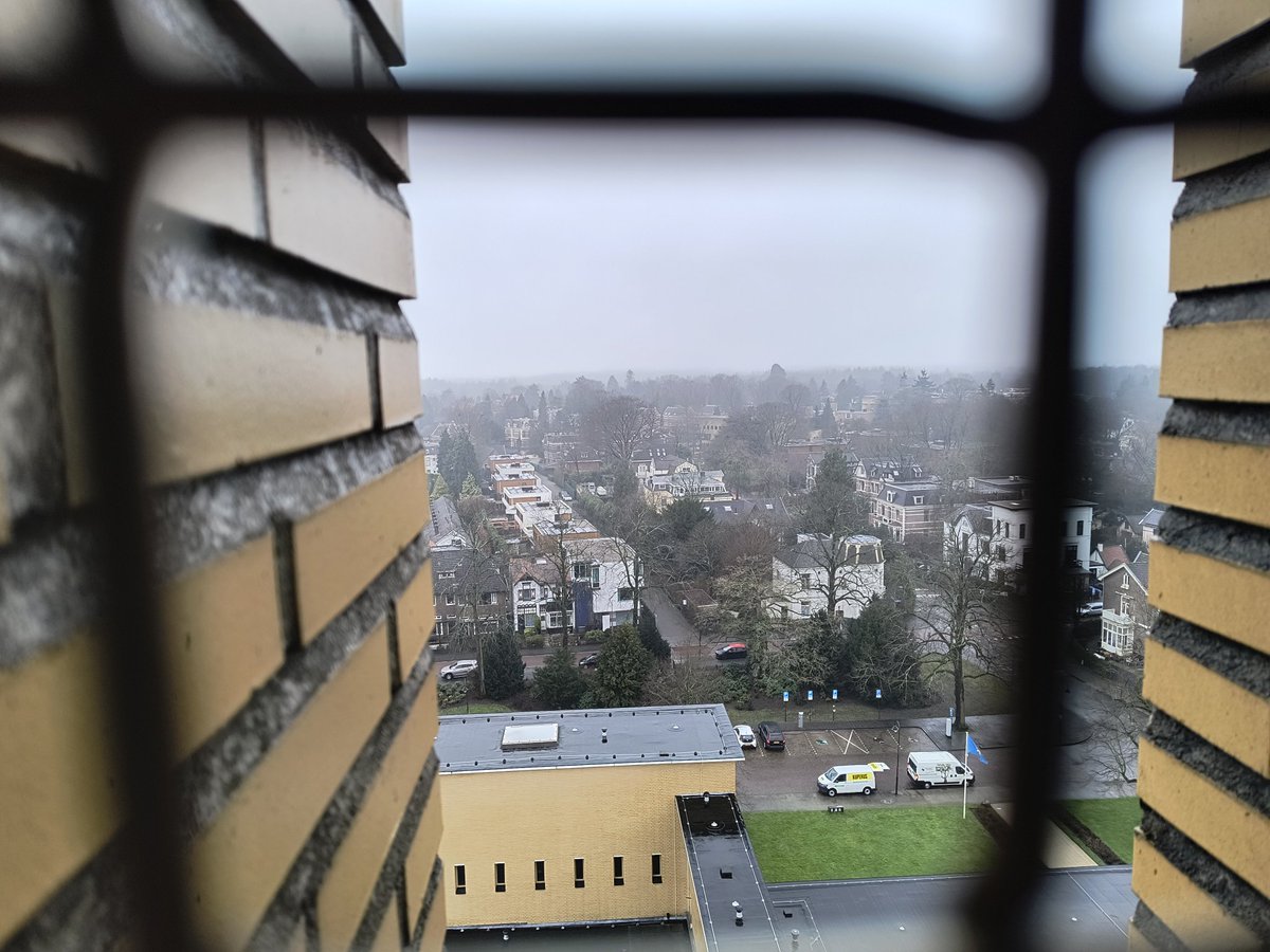 Somber, troosteloos en nat buiten op deze Valentijnsdag, MAAR, het komende uur klinkt hartverwarmende, liefdevolle muziek vanuit de Raadhuistoren over Hilversum. Songs over liefde, klassiek, pop, musical, jazzy en als afsluiting het Nederlandse lied: Omdat ik zoveel van je hou!