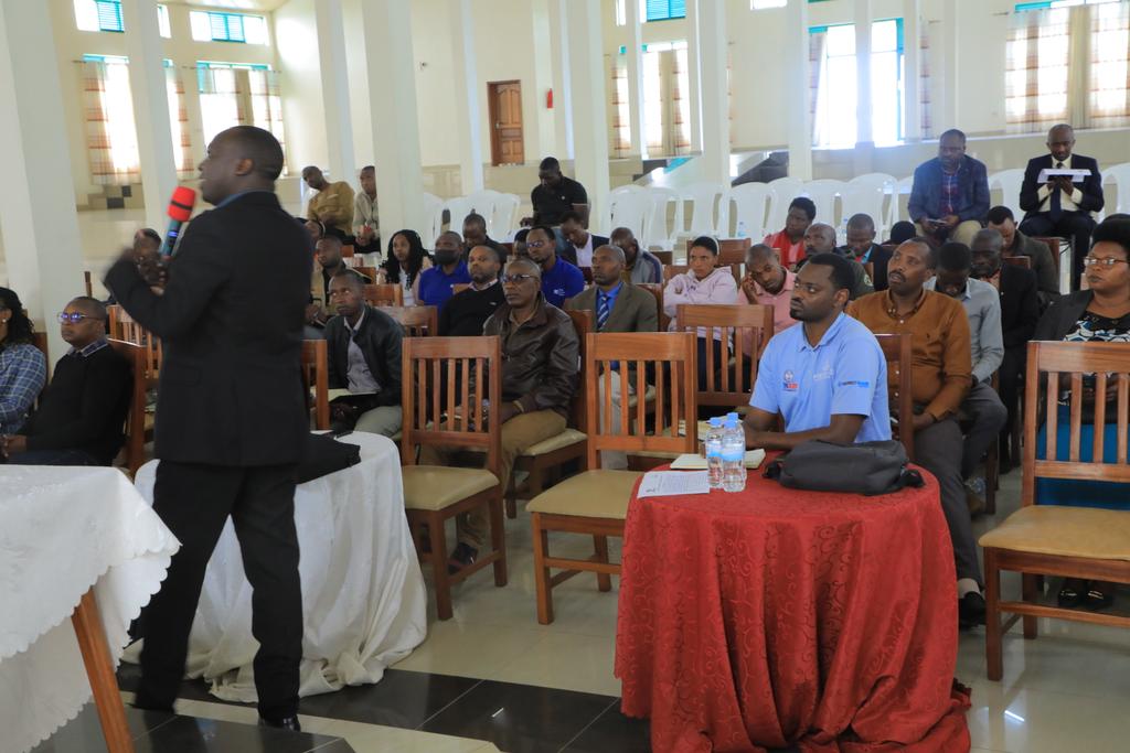 RutsiroDistrict's tweet photo. Abitabiriye inama bagejejweho ibikorwa bitandukanye by'abafatanyabikorwa 2023-2024, Umuyobozi w'Akarere Wungirije Ushinzwe Iterambere ry'Ubukungu abagezaho uko imihigo y'Akarere 2023-2024 ihagaze hanaganirwa ku ruhare rwa buri mufatanyabikorwa mu kwesa imihigo. @RwandaLocalGov https://t.co/9vhe40FirR