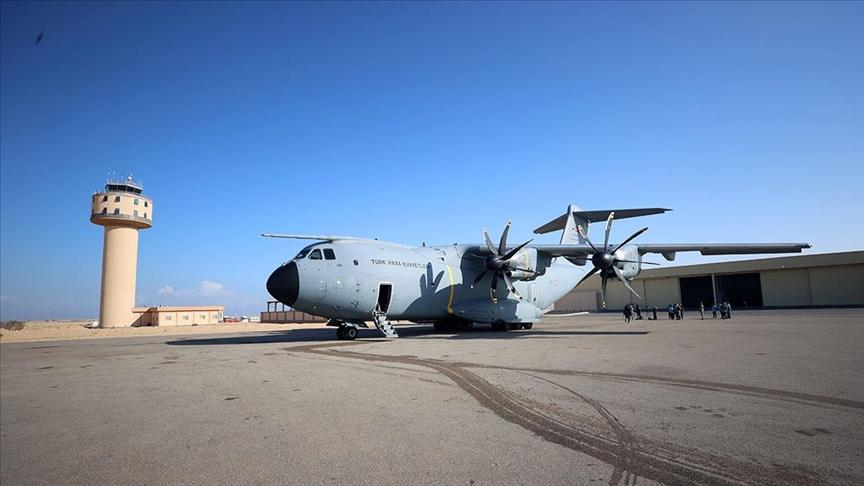 Türkiye'den Gazze'ye ilaç ve tıbbi malzeme taşıyan, 12 uzman sağlık çalışanının da bulunduğu askeri uçak, Kayseri 12. Hava Ulaştırma Ana Üs Komutanlığından Mısır'ın El-Ariş kentindeki havalimanına ulaştı.
