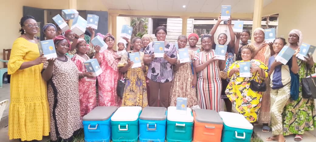 Womedorg's tweet photo. Dons pour appui économique offerts aux mareyeuses et transformatrices de Kribi et Mouanko.
#VBG #WOMED #FCIL https://t.co/HJjk5bvEfv