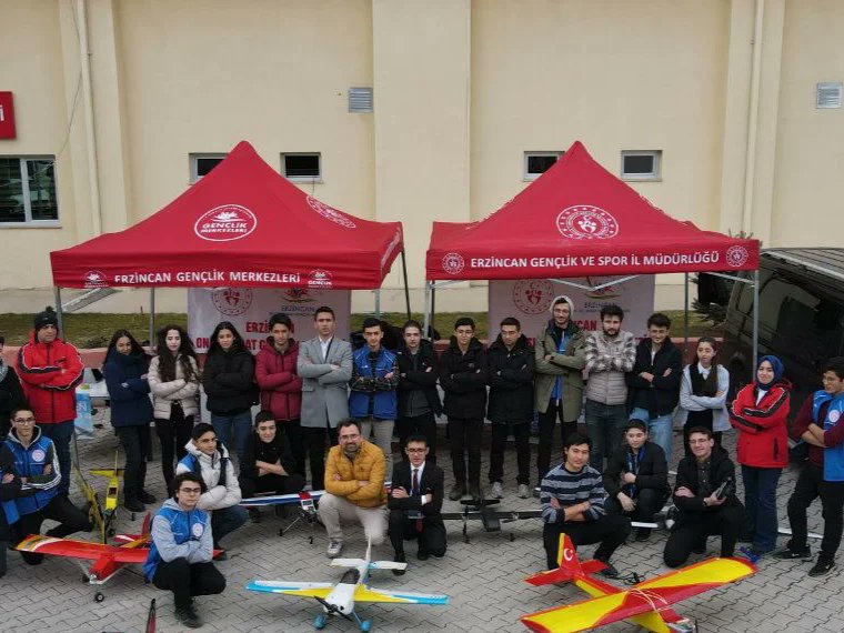 13 Şubat Erzincan’ın Düşman İşgalinden Kurtuluşunu kutlama amacıyla şehrimizi ziyaret edip muhteşem bir gösteri ile bizleri gururlandıran <a href="/soloturk/">SOLOTÜRK</a> ekibinden Sn.Binbaşı Yasin Dikkule ve Sn. P. Üsteğmen Alper Şen’e gençlerimize gösterdikleri sevgiden dolayı minnettarız!
#GSBGM🇹🇷🇹🇷