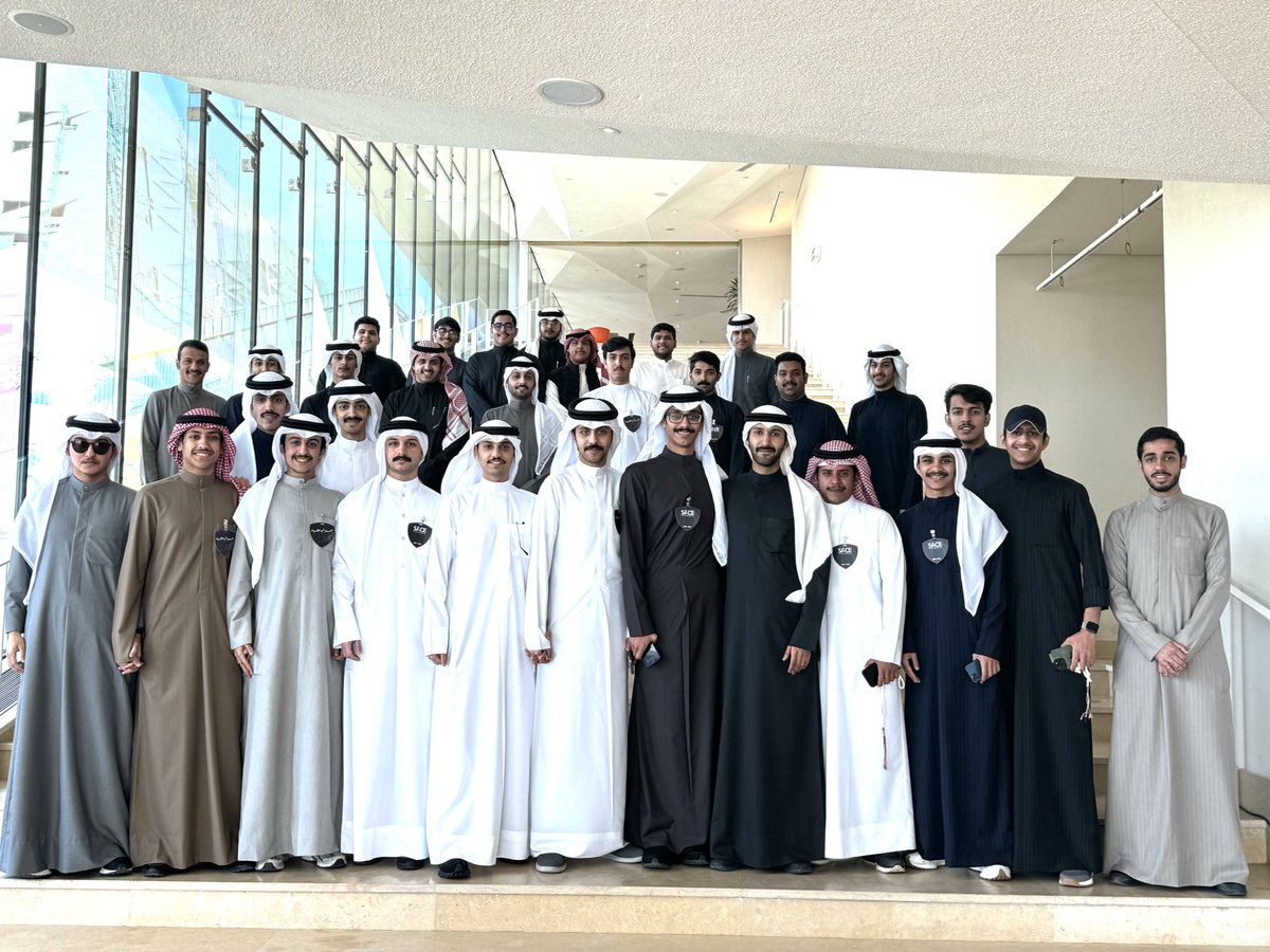 M6er_Edu's tweet image. جينا نبي الاول ماجينا للمزاد
نحبها يوم العبااد محررجه

معها بني عمي وكان الله اراد
ان يسكتون اهل العلوم المزعجه

ياقوم حنا دون مقرعة التواد
الجيش يعقل والخيول مسرجه

حنا مطير وحن مواريث الشداد
من طمع فينا نذبحه ذبح انعجه

#مطير_التربية ❤️💙