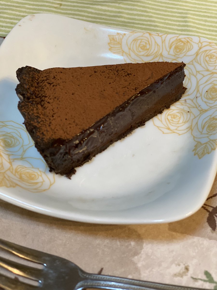 ru72340's tweet photo. 仕方ない😮‍💨
今日はバレンタイン♡🍫って事で作りましたよ😊
チョコタルト🍫
ま〜合格でしょ♬.*ﾟ
 #手づくりチョコ
 #手づくりお菓子 https://t.co/1th3WYgyeX