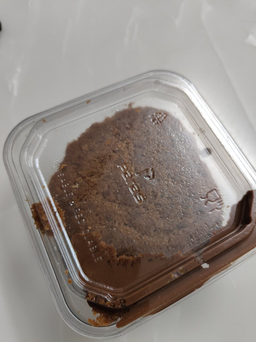 itsyashvarma's tweet photo. @zomatocare cake is packaged upside down and this got apoiled what is this zomato https://t.co/sRM8IWa1pR